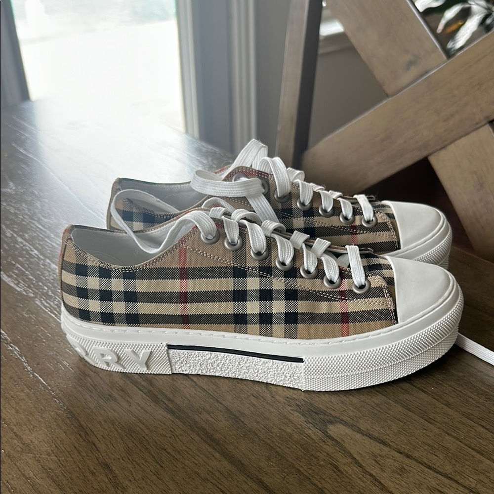 Burberry canvas shoes